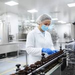 Usine de fabrication de complément alimentaire : étapes, normes et savoir-faire français