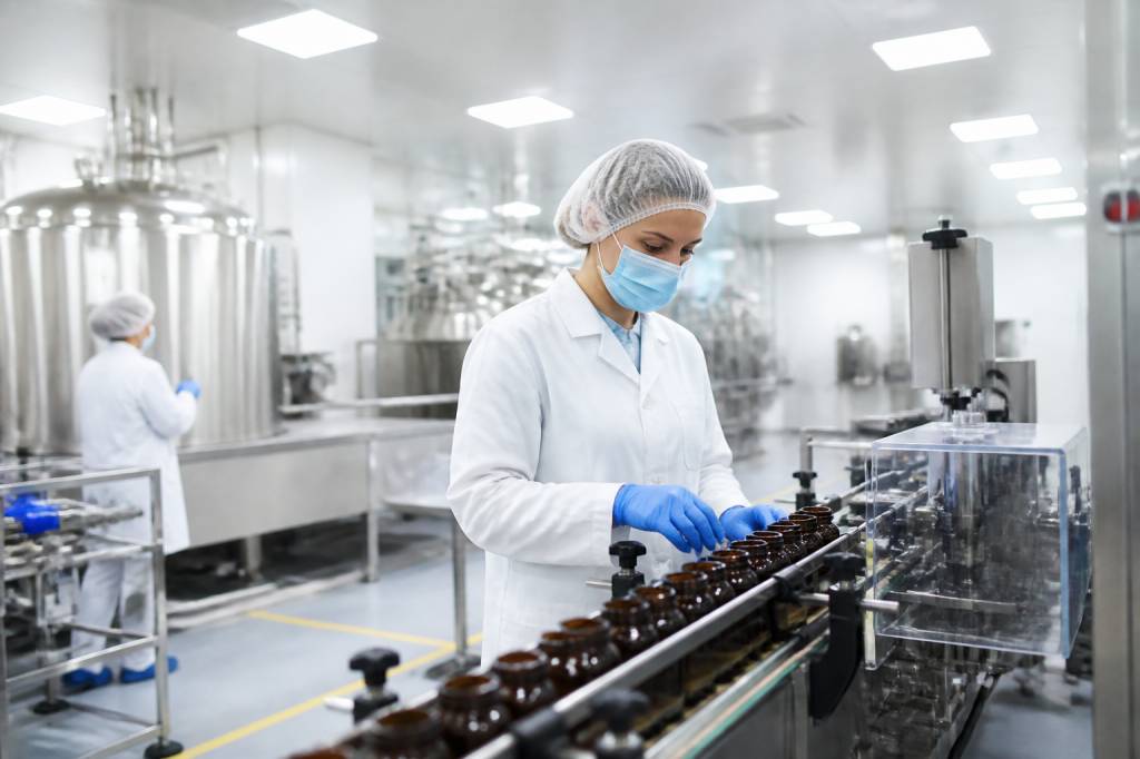 Usine de fabrication de complément alimentaire : étapes, normes et savoir-faire français