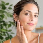 Peau granuleuse et hormones : quelles plantes pour une peau plus lisse ?