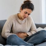Mal de ventre 5 jours avant les règles : causes et plantes traditionnellement utilisées