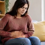 Ventre gonflé avant les règles : causes et pistes naturelles