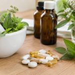 Médicaments et plantes : comprendre leurs interactions et leurs usages naturels