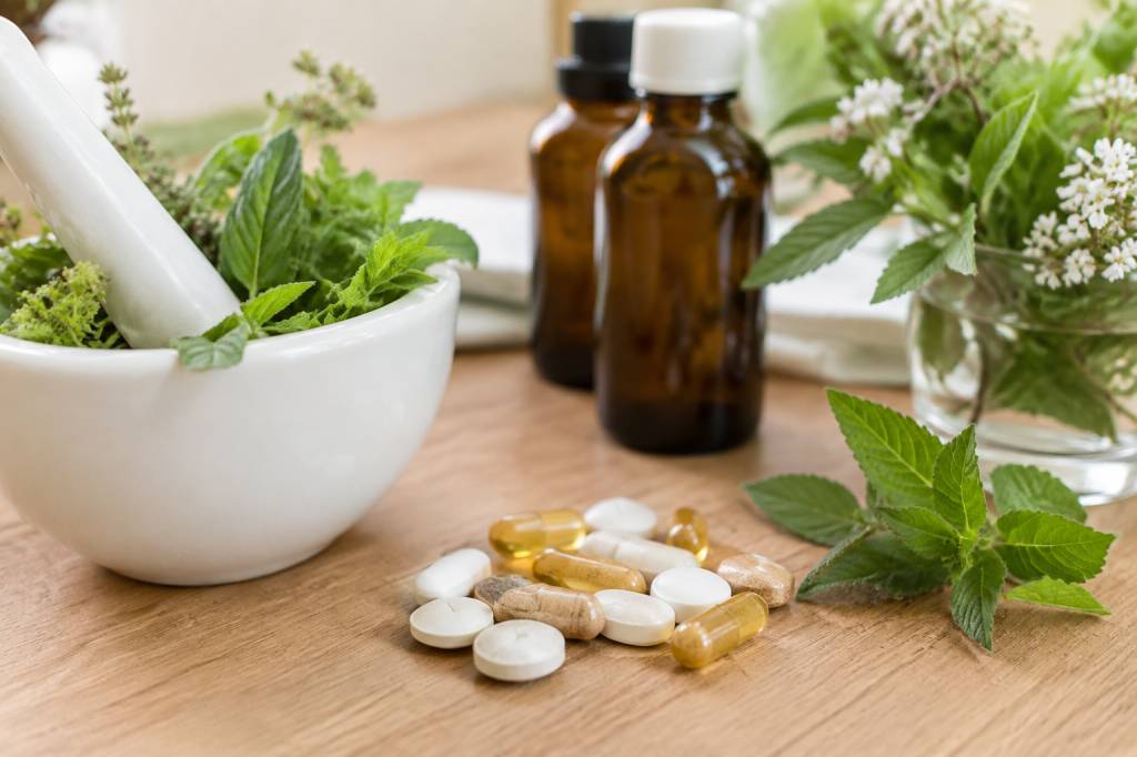 Médicaments et plantes : comprendre leurs interactions et leurs usages naturels